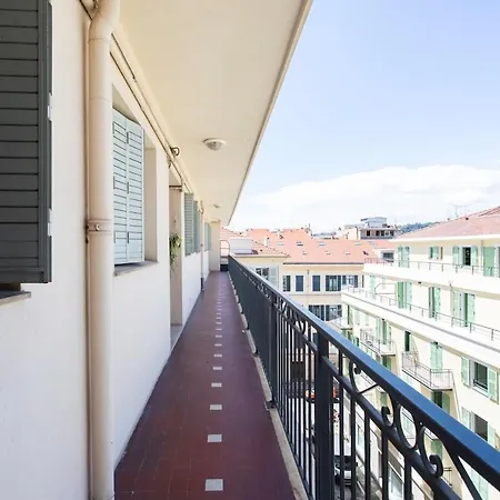 L4 Fayad 2bdr Des Postes Central, Massena Ac 2balconies *